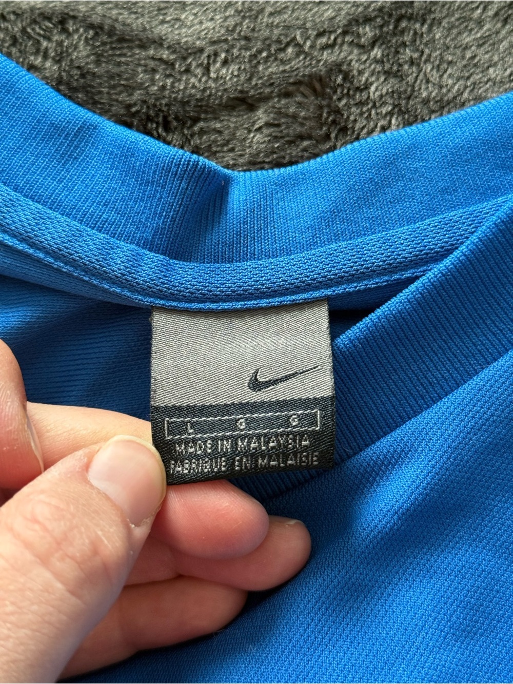 Vintage Y2K Nike Men's Royal Blue Short-Sleeve Athletic Jersey with White Accent - Picture 8 of 8
